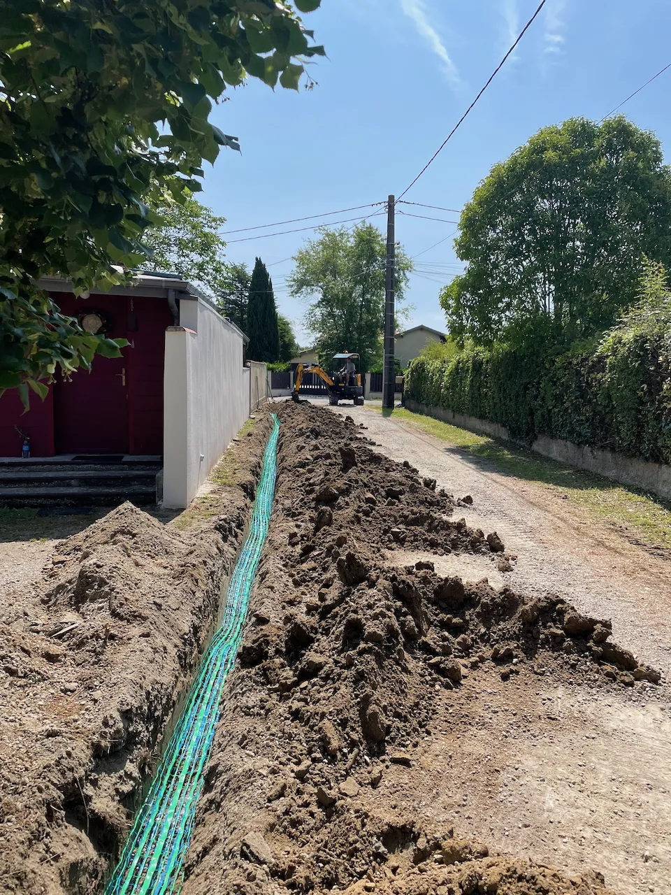 Tranchée pour la pose adduction eau potable et gaine fibre.