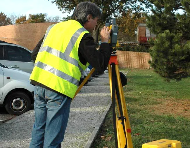 Un tecchnicien entrain d'opérer un relevé topographique