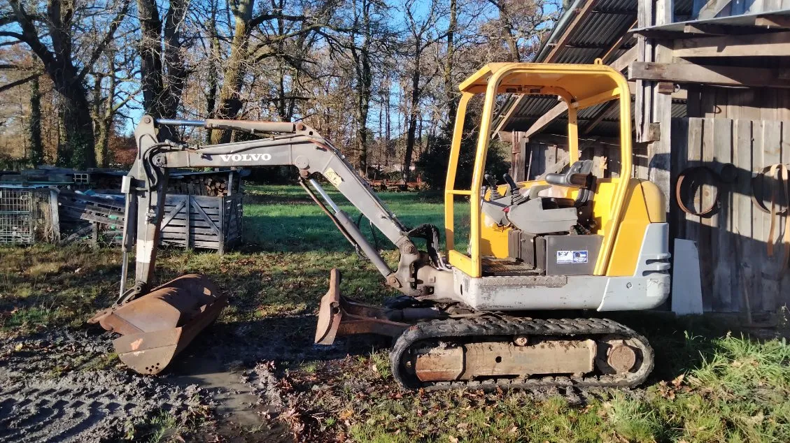 Pelleteuse Volvo sur un chantier.